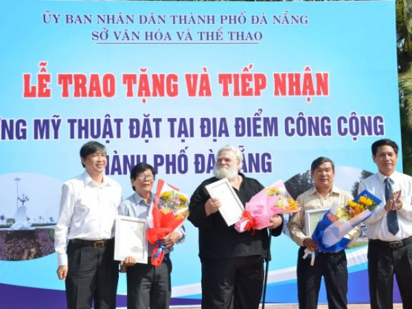 Lắng nghe lời biển hát, sóng ru