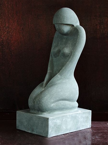 Tượng Thiếu nữ quỳ trừu tượng