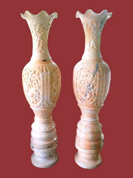 Bình hoa chạm trỗ bằng đá vàng