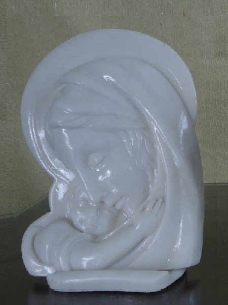Tượng Đức mẹ ôm con giả đá