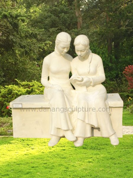 Tượng Thiếu nữ ngồi đọc sách bằng đá