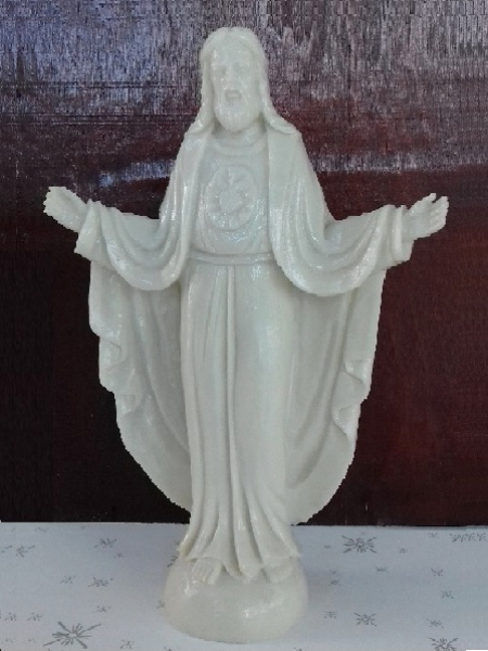 Tượng Chúa Giê-su giang tay giả đá