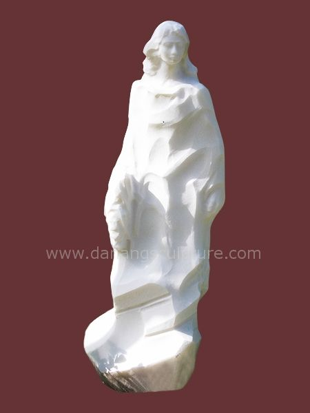 Tượng nghệ thuật thiếu nữ trên băng