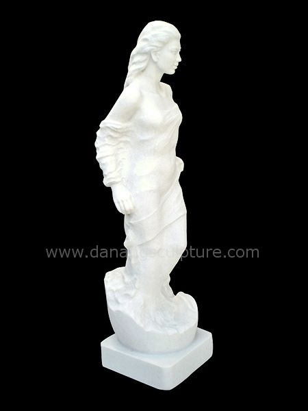 Tượng cô gái nở từ trứng bằng đá